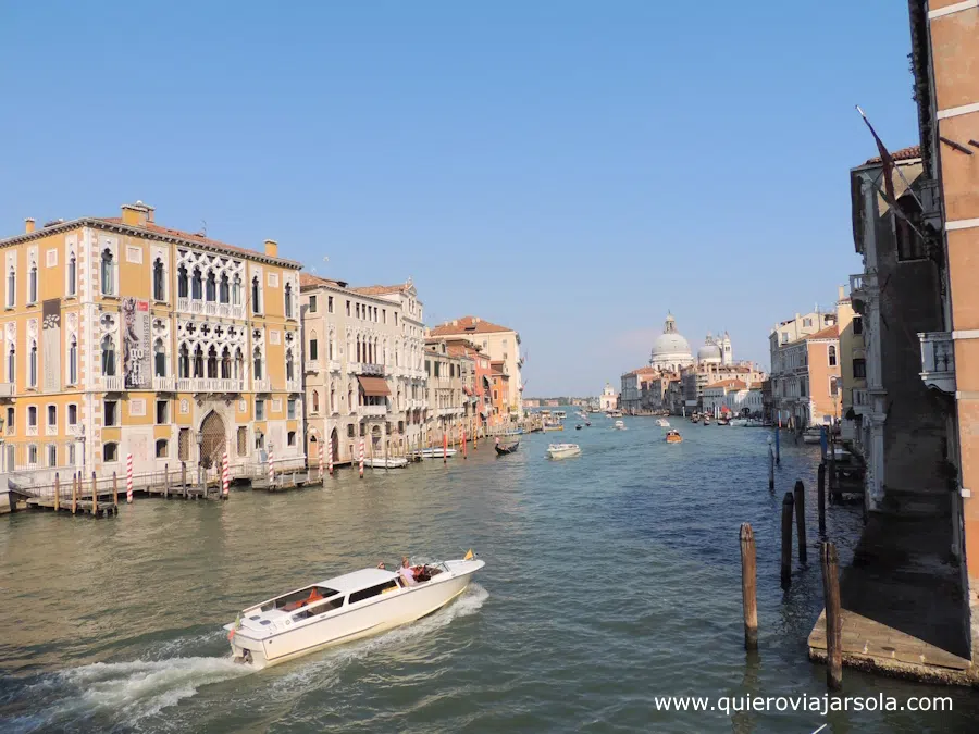Un barco navegando el Gran Canal de Venecia