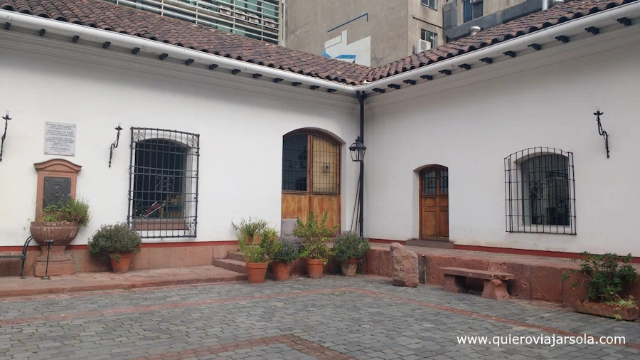 Un rincón del patio de la Casa Colorada