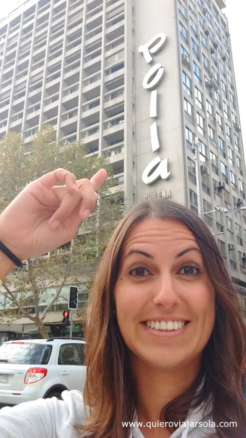 Yo con cara de asombro frente al edificio de la lotería