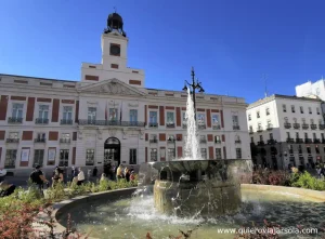 Fuente en la Puerta del Sol con la Presidencia de la Comunidad de Madrid detrás