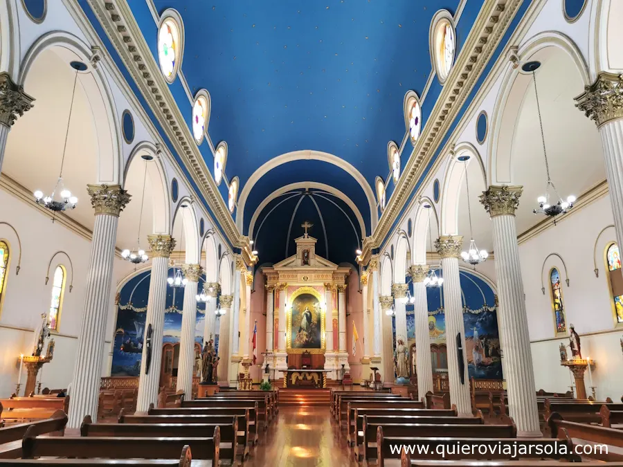 Interior de la catedral con su techo azul