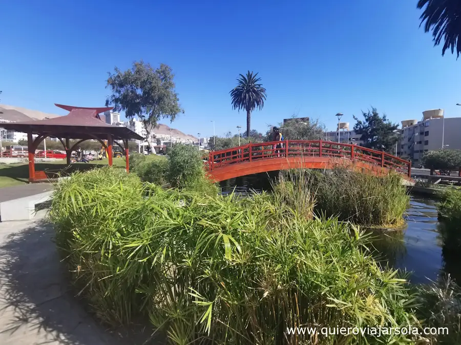 El puente rojo del parque