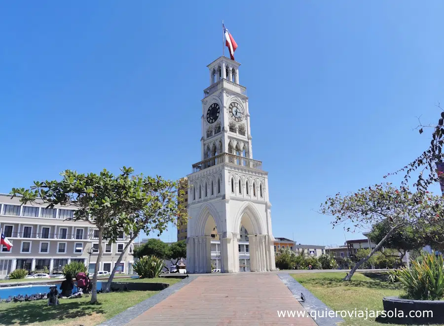 Torre del Reloj en mitad de la plaza