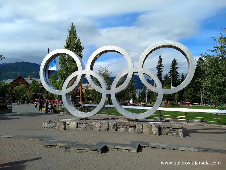 Escultura de los anillos en el centro de Whistler