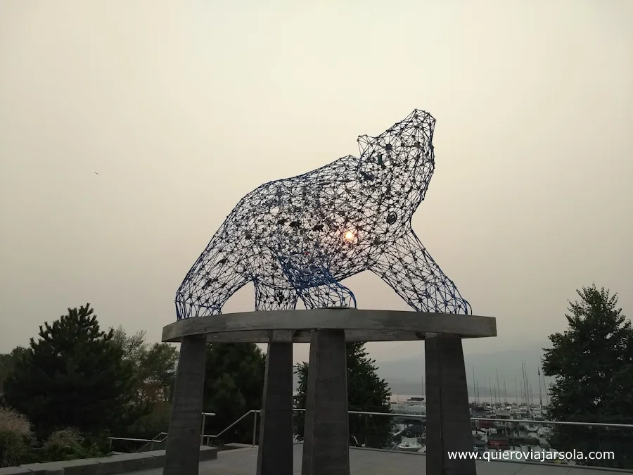 Estatua rodeada por el humo de los incendios