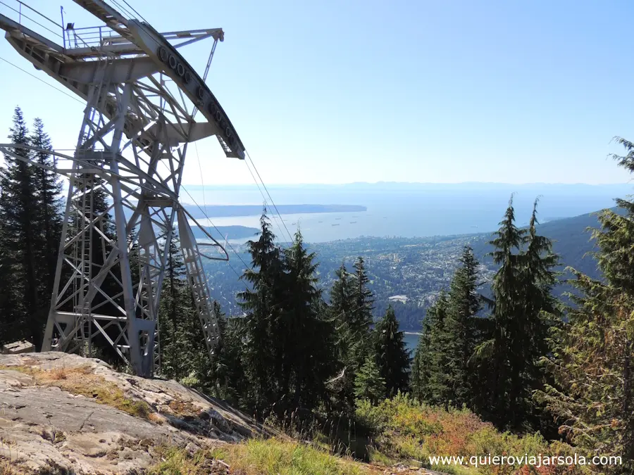Teleférico y vistas de la montaña