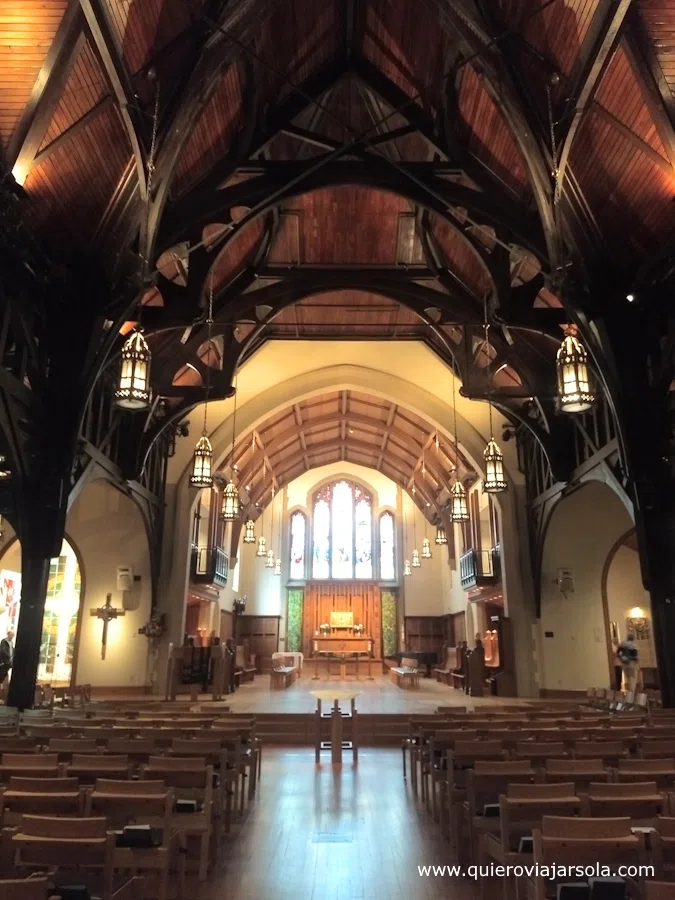 Interior de madera de la catedral anglicana