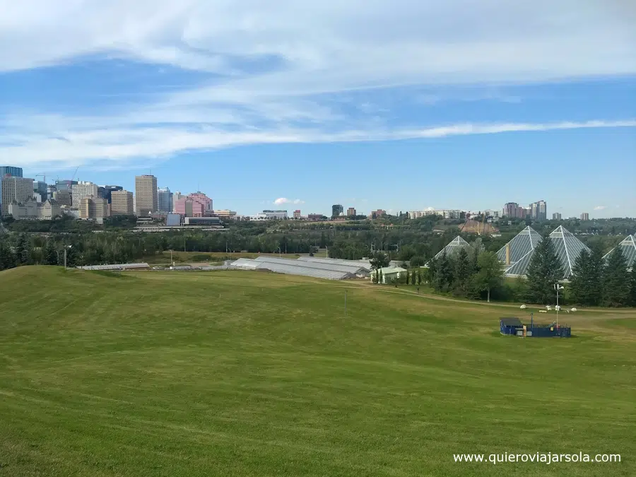 Vista de Edmonton desde la pradera junto al Muttart Conservatory