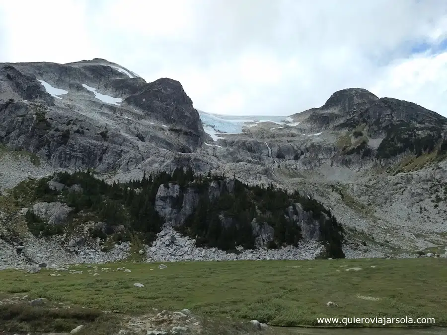 El glaciar en lo alto de la montaña