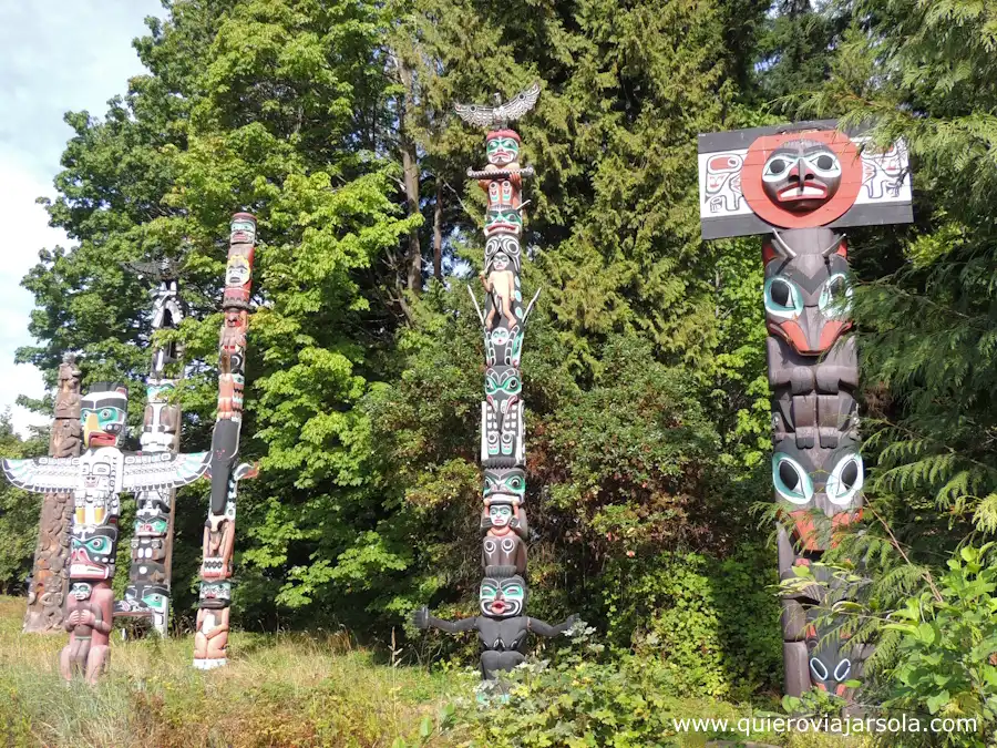 Algunos de los totems del parque