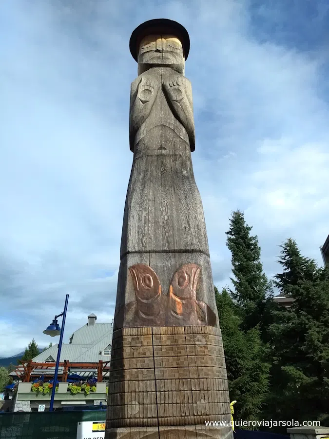 Escultura de madera de la cultura indígena