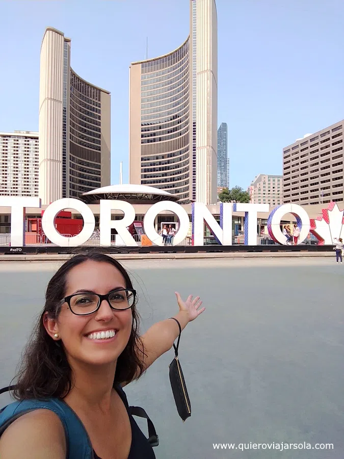 Yo junto a las letras de Toronto