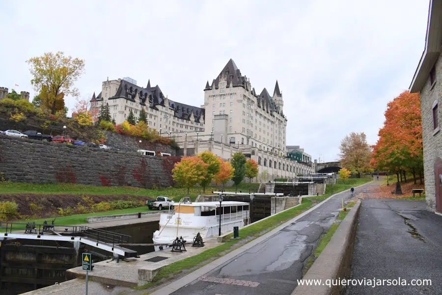 Canal con el hotel Fairmont de fondo