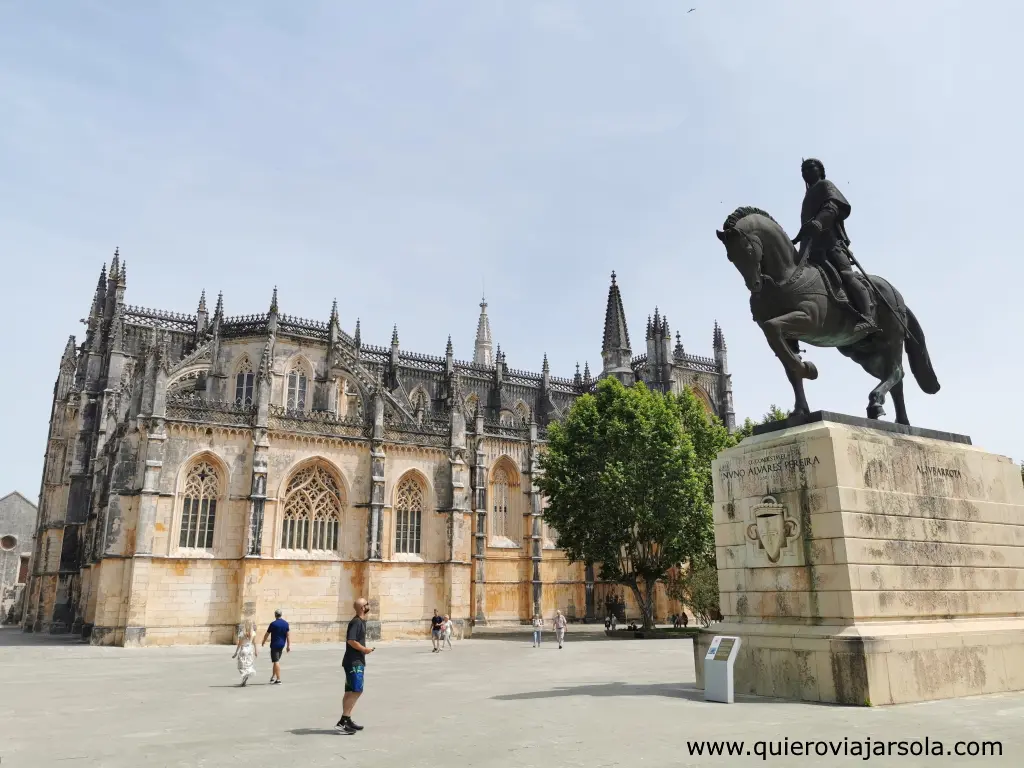 Monumento a Nuno Álvares Pereira en la plaza frente al Monasterio de Batalha