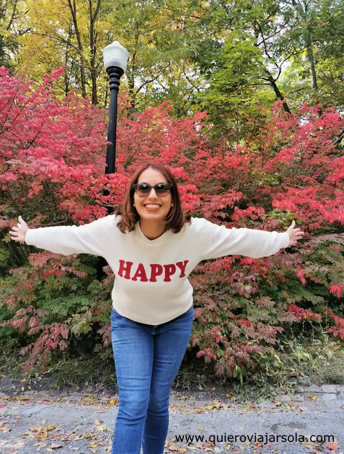 Yo junto a unas flores en Mont Royal
