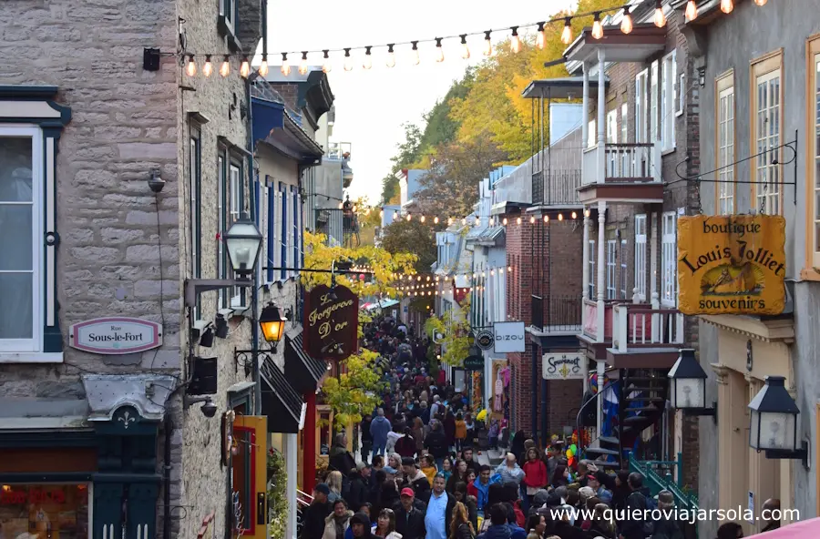 Calle del Petit Champlain llena de gente