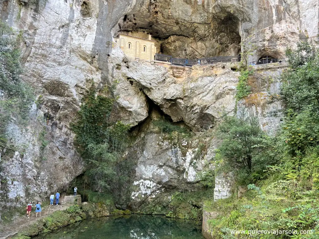 Subir a los Lagos de Covadonga, Santa Cueva