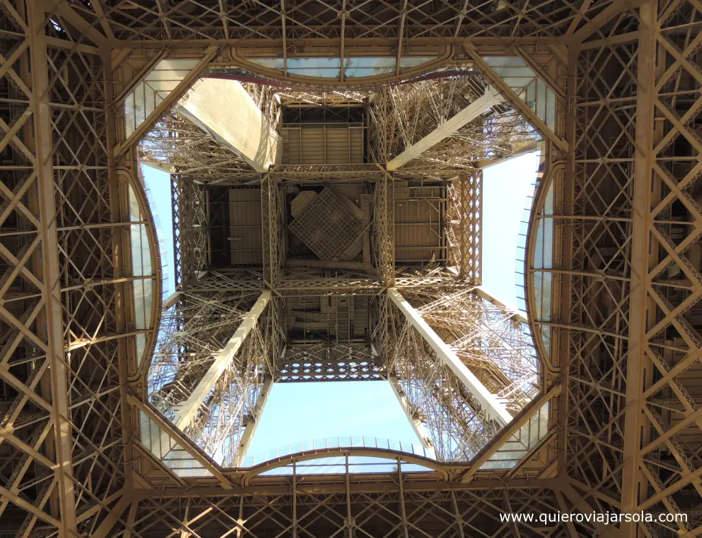 Cómo subir a la Torre Eiffel, atrio