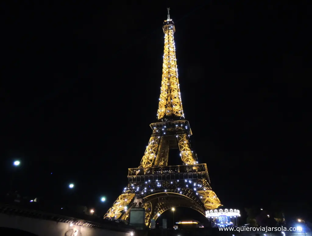 Cómo subir a la Torre Eiffel, noche
