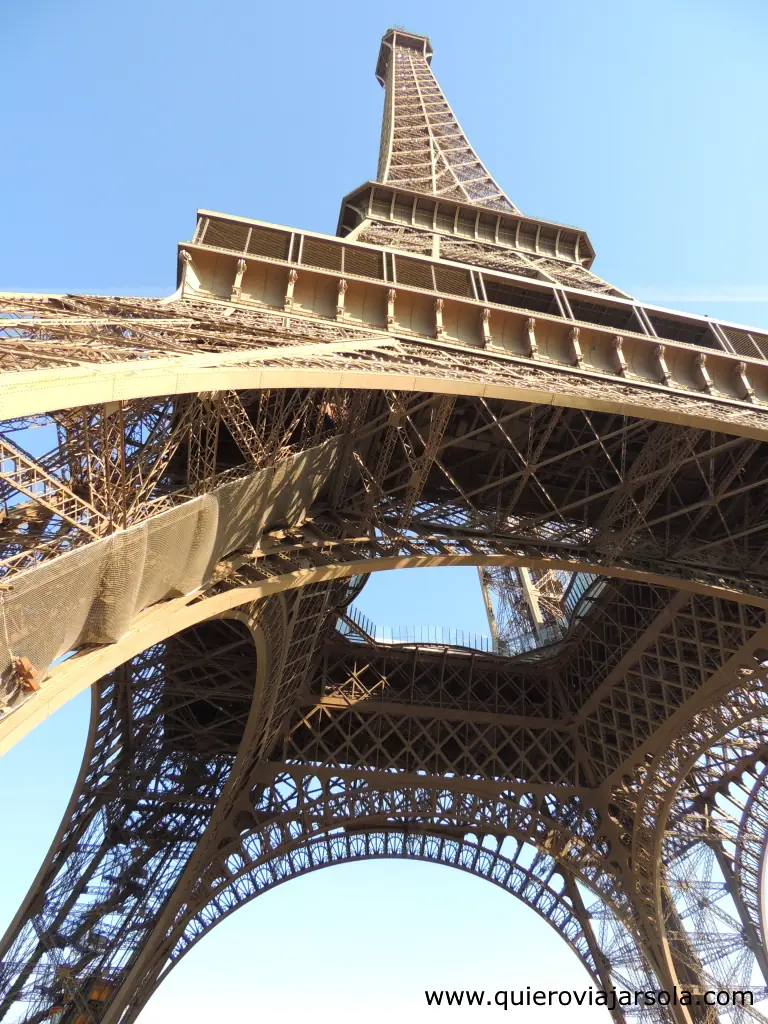Cómo subir a la Torre Eiffel, vista desde abajo