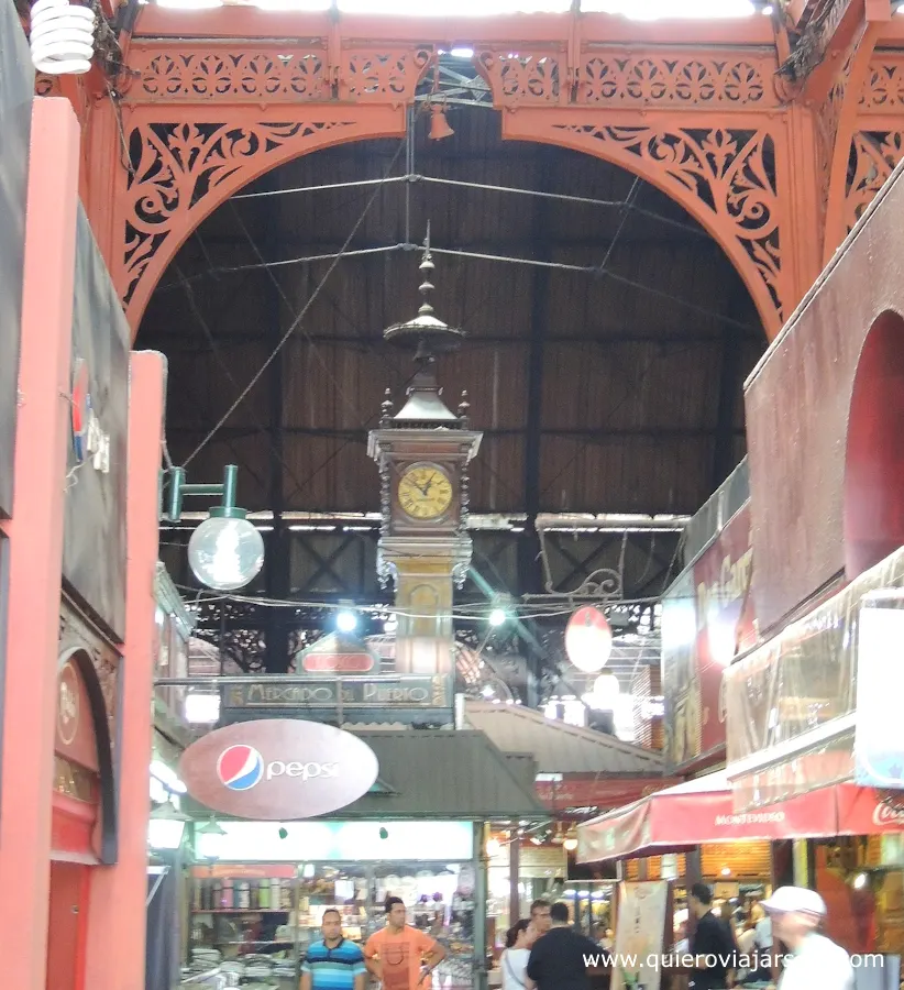 Interior del mercado, con el forjado y el reloj