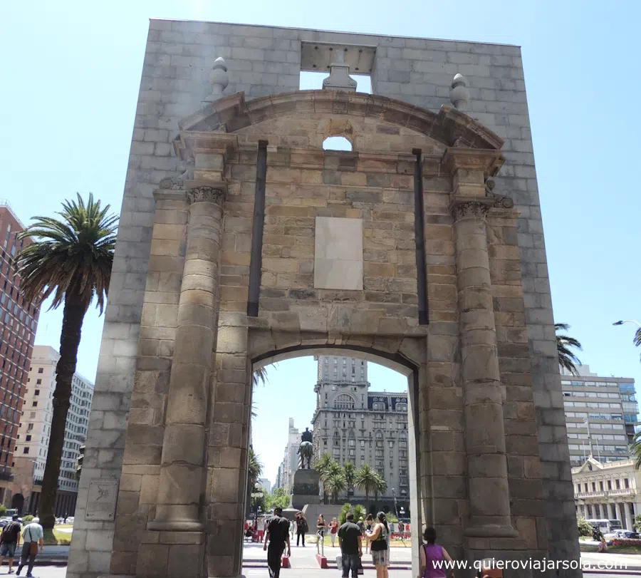 Puerta de la Ciudadela en la plaza