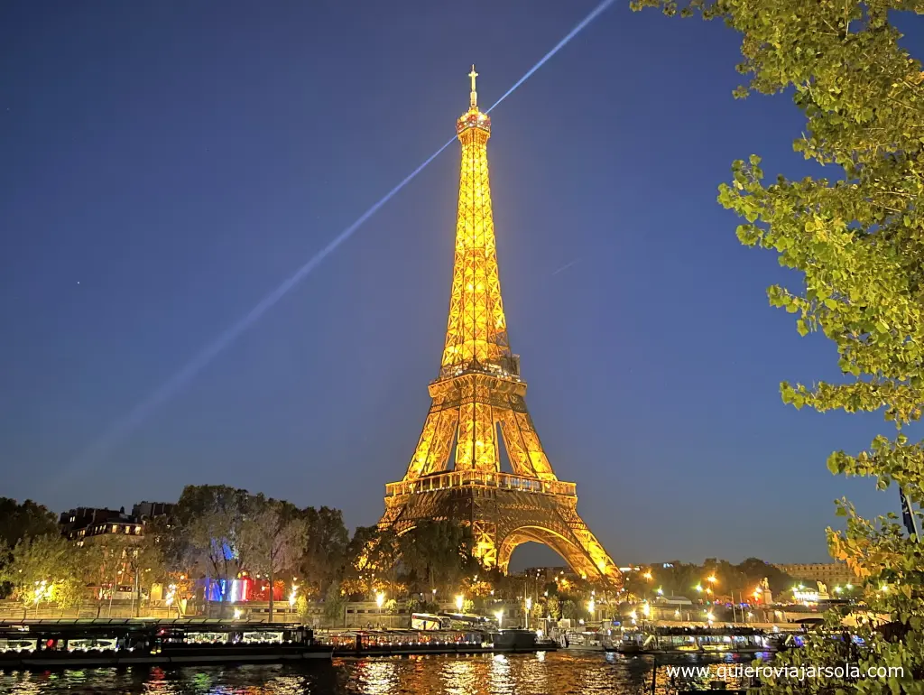 Viajar sola a París, Torre Eiffel de noche