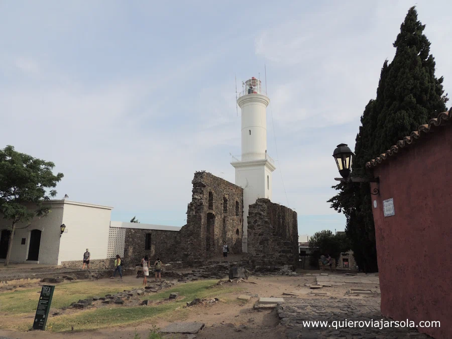 El faro entre las ruinas del antiguo convento
