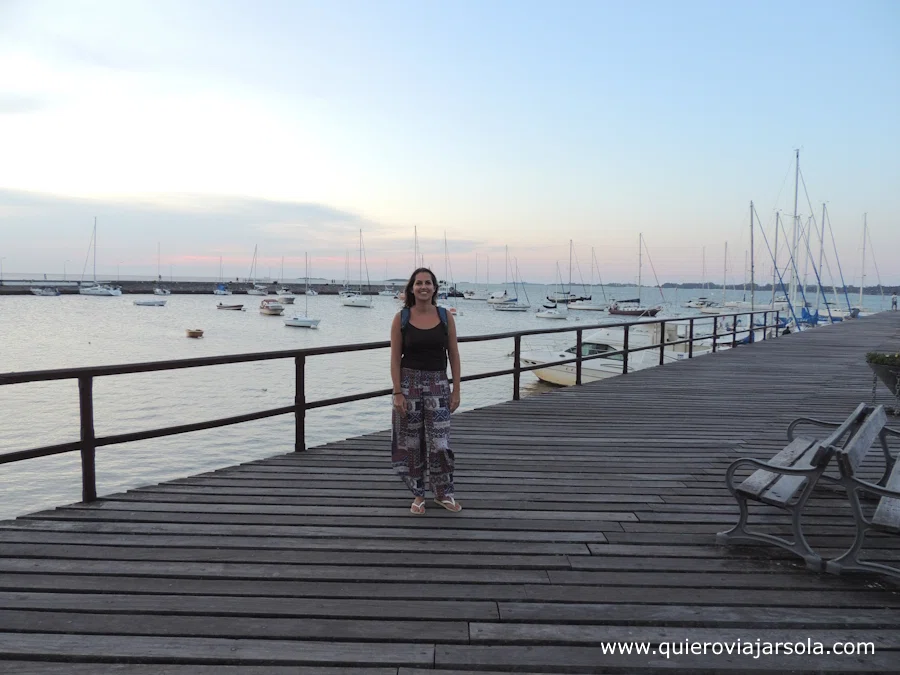 Yo en el muelle de madera al atardecer