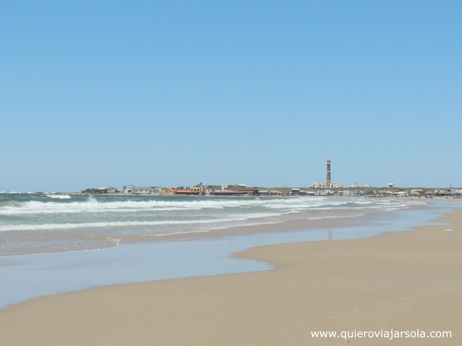 Playa con el pueblo de fondo