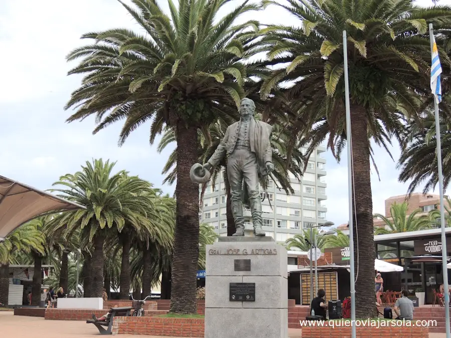 Estatua de Artigas en la plaza