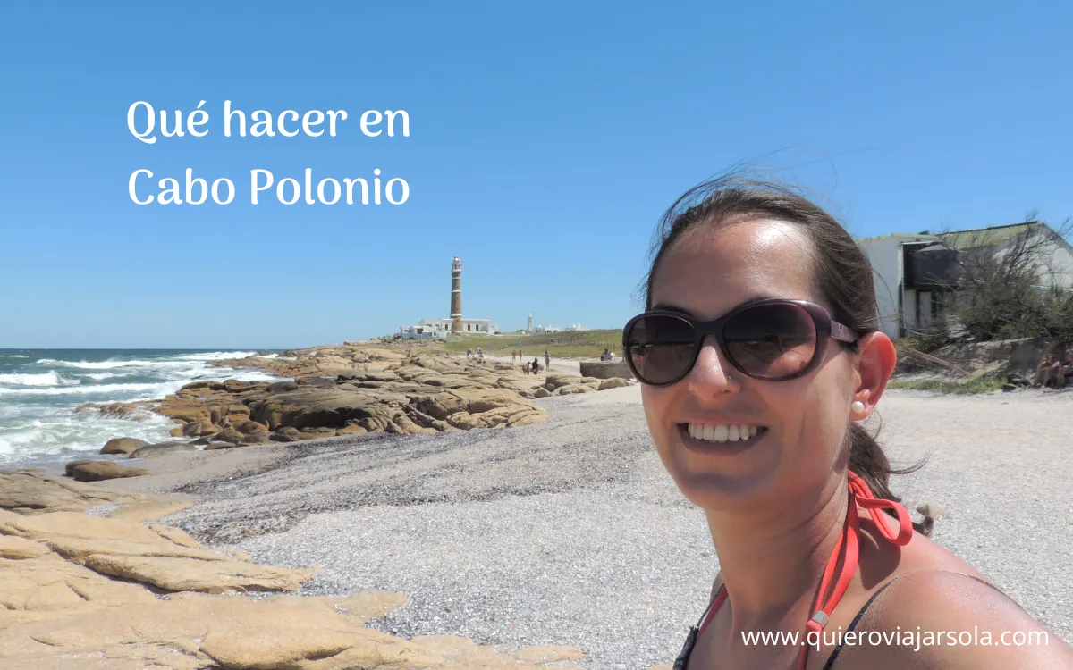 Yo en Cabo Polonio con el faro de fondo