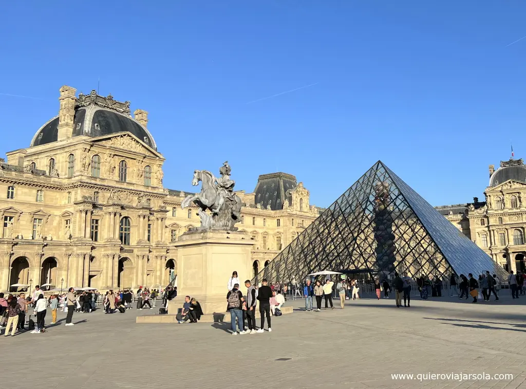 Visitar el Louvre de París, pirámide