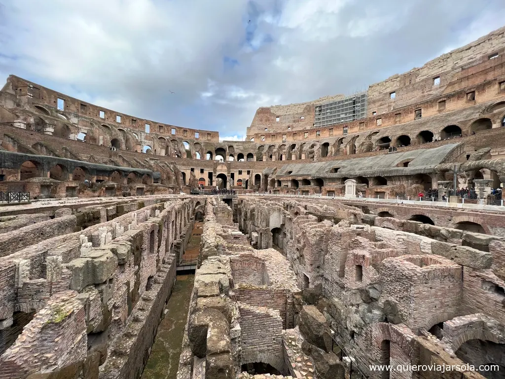 Entrar al Coliseo romano, vista arena