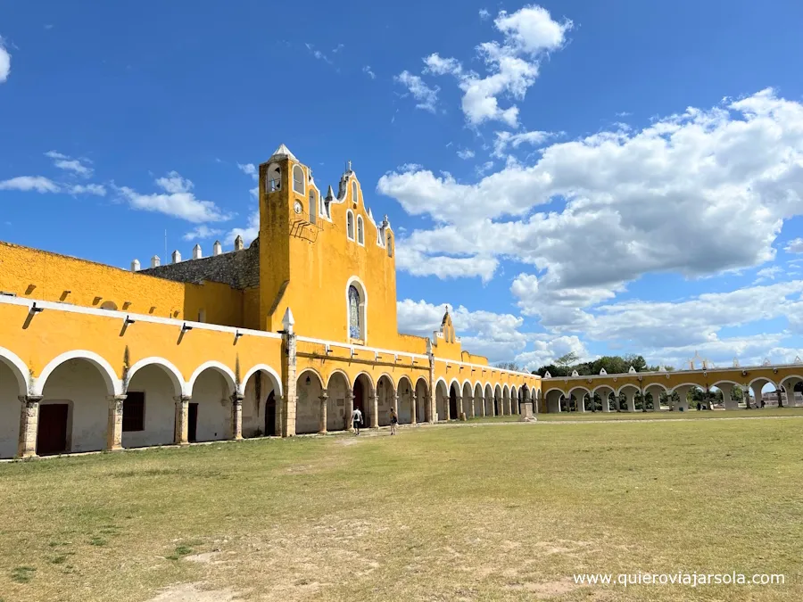 Fachada y patio