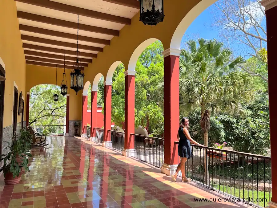 Yo en la galería de la hacienda