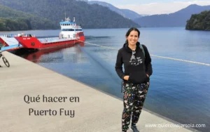 Yo junto al lago Pirehueico en Puerto Fuy. Portada del post "Qué hacer en Puerto Fuy"
