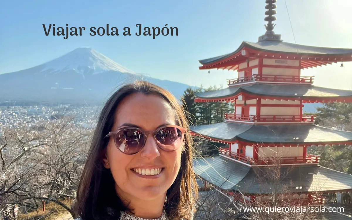 Yo en la Pagoda Chureito con el Monte Fuji de fondo. Portada del post "Viajar sola a Japón"