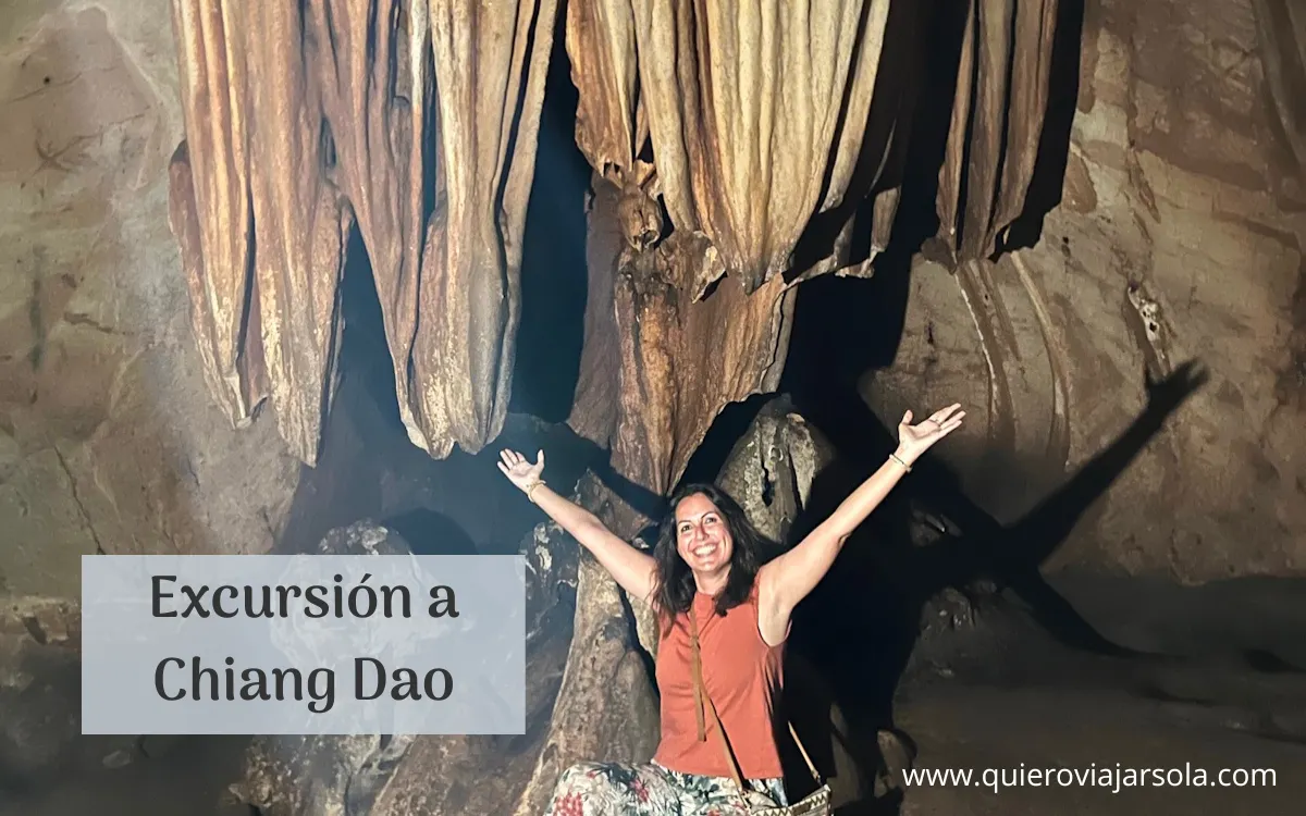 Yo dentro de la cueva oscura de Chiang Dao posando con una de las formaciones rocosas