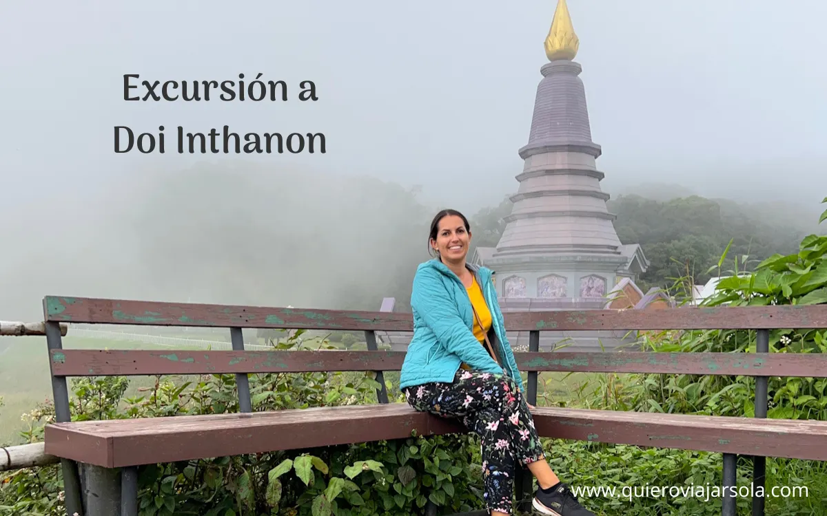 Yo junto a una de las pagodas gemelas en el Parque Nacional Doi Inthanon