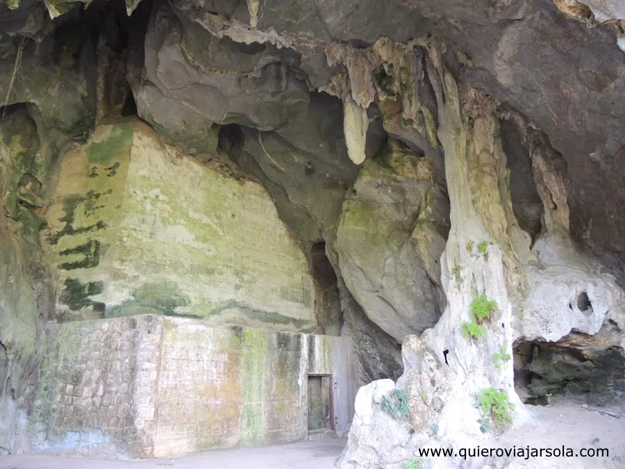 Entrada al hospital cave