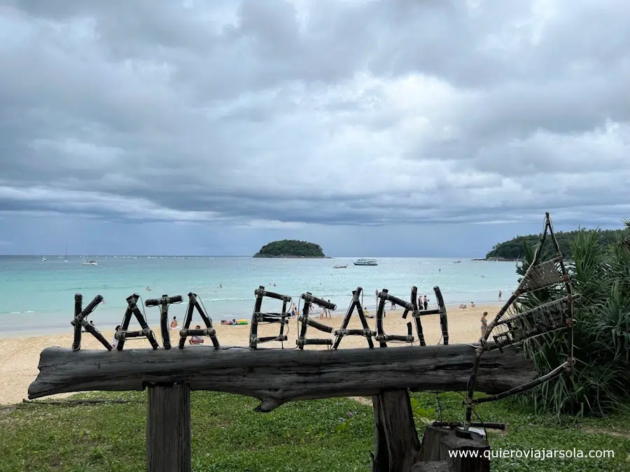 Cartel de Kata Beach con la playa de fondo