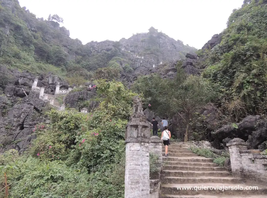 Escaleras de acceso a Mua Cave