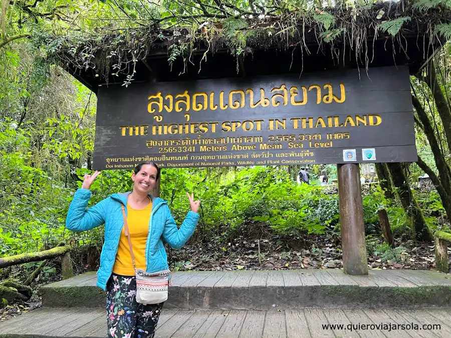 Yo en el cartel de Doi Inthanon