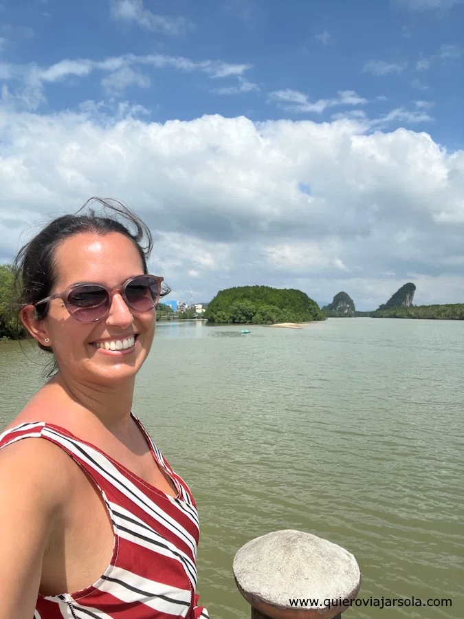 Yo junto al río Krabi y su paisaje