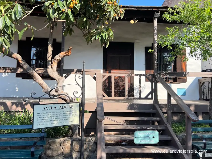 Fachada de la Casa Ávila Adobe