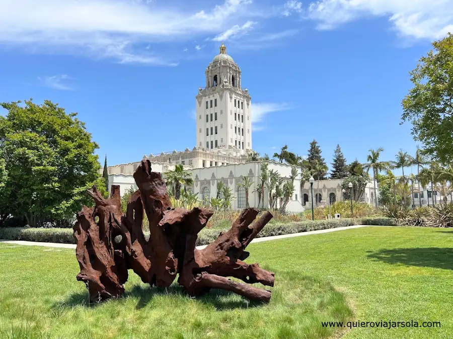 Escultura con el  ayuntamiento de fondo