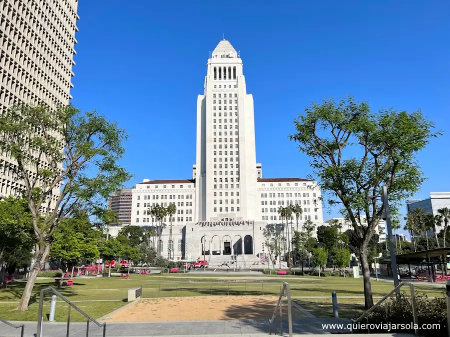 Fachada del ayuntamiento de Los Ángeles desde el parque