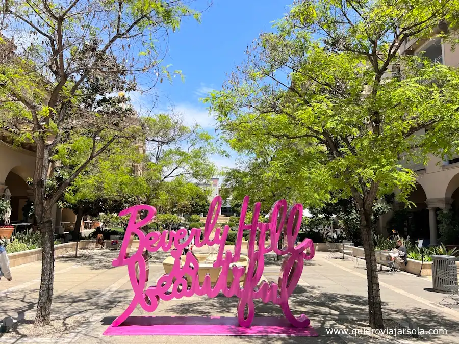 Escultura Beverly Hills is Beautiful en Cañon Gardens