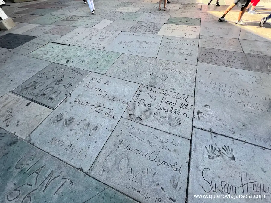 Firmas de estrellas junto al Teatro Chino
